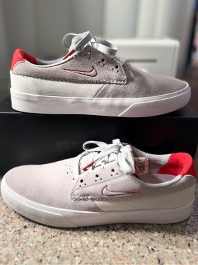 Nike Low-Top Sneakers in Light Gray with Red Accents